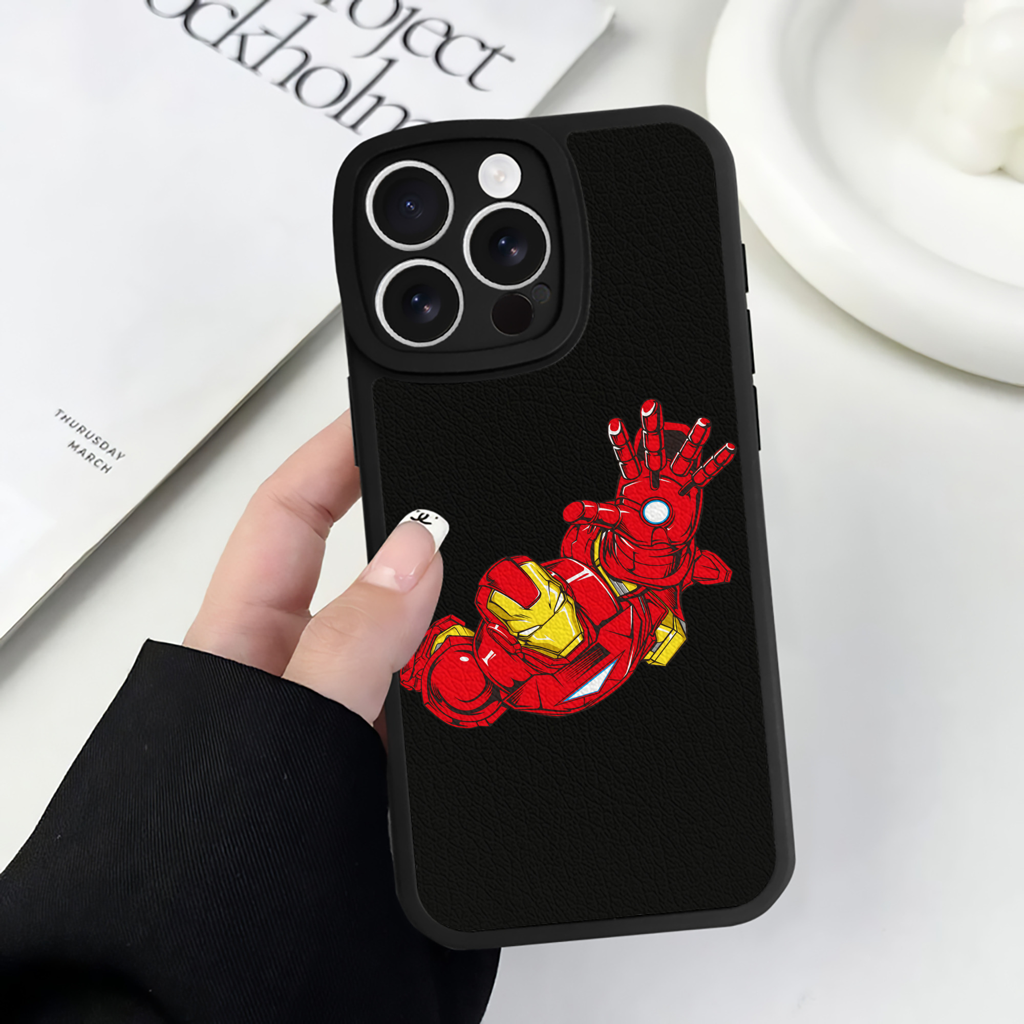 （画像用） アベンジャーズ The Avengers 【iPhone 16シリーズ対応】シリコンスマホケース（レザー調） 材質：シリコン